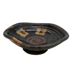 Plato de salsa Studio Pottery baratija marrón oscuro negro plato firmado texturizado firmado - Imagen 1 de 7