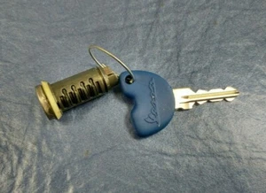 573225 CERRADURA DE CILINDRO CON LLAVE VESPA ET2 ET4 - Imagen 1 de 3