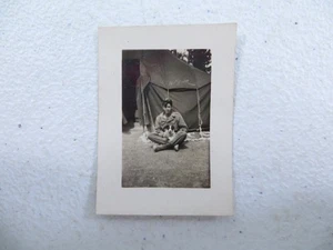 Soldatino originale seconda guerra mondiale seduto in campo con foto cane 1,5" x 2" - Foto 1 di 2