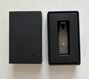 Original Tesla 128GB USB-Stick für Dashcam & Sentry Mode, formatiert und in OVP  - Bild 1 von 3