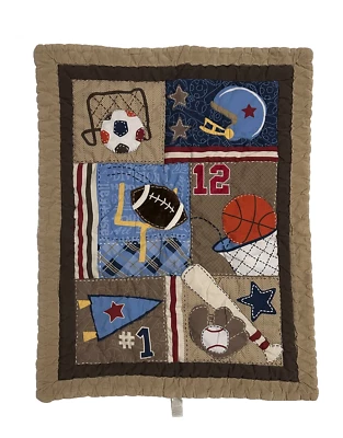 Manta acolchada marrón para bebé con temática deportiva de béisbol fútbol baloncesto Cunamate niños Foto 1 de 4