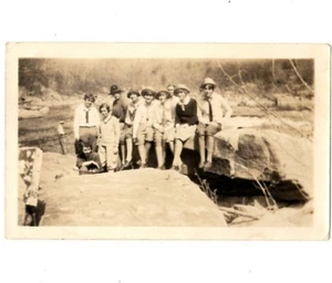 Antikes Foto 10 Personen sitzen Felsen Fluss Fischer Bob Haarschnitt Cloche - Bild 1 von 2