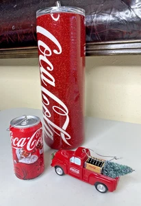 Lotto 2 Kurt Adler Babbo Natale Lattina Coca Cola Camion Resina Rossa Ornamenti Natalizi NUOVO Bicchiere - Foto 1 di 12