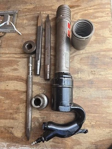 Ingersoll Rand Air Chisel Size 9000 With Two Bits Two Different Chucks - Picture 1 of 5