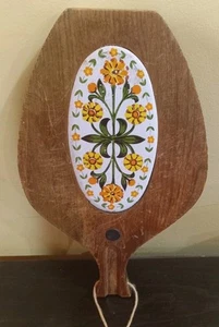 Vintage Holmar handgefertigtes Untersetzerbrett aus Holz/Keramik zum Aufhängen mit Blumenmuster - Bild 1 von 5