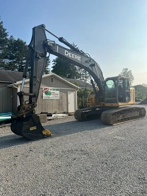 08 Excavadora John Deere 225D-LC, acoplador hidráulico, 6.039 horas Foto 1 de 4
