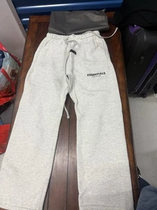 Pantalones deportivos Fear of God Essentials RELAJADOS para niños talla M - Imagen 1 de 6