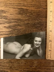 50’s Girl Pretty PIN UP Risque Nudes Original B&W Girlie Photo 5x3 93025 Trim - Picture 1 of 4