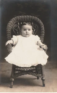 Vintage Postkarte Foto Portrait eines Babys auf einem Stuhl - Bild 1 von 2