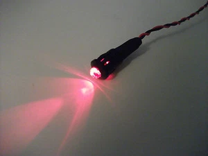 2 LED 12V ROSSO BRILLANTE (5mm) CON LUNETTA NERA - Foto 1 di 1