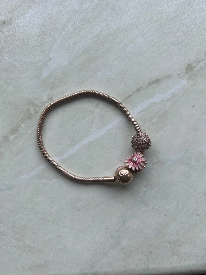 Pandora Armband Roségold, zwei Charms neuwertig 17cm - Bild 1 von 1