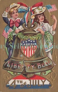 Cuatro de Julio - NIÑOS CON CAMPANA DE LA LIBERTAD Y BANDERAS - Postal en Relieve 4to Patriótico - Imagen 1 de 2