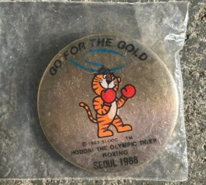 1988 SEOUL OLYMPICS BOXING GOLD METAL BADGE PIN New in Packet 4.3cm GO FOR GOLD - Imagen 1 de 3