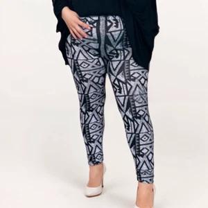 LEGGINGS ROCKTHOSECURVES MUJER NEGRO GRIS ESTAMPADO AZTECA TIRO ALTO TALLA GRANDE - Imagen 1 de 3