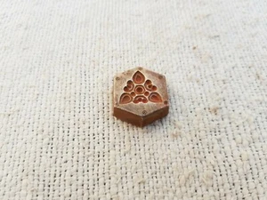 Vintage Old Hexagonal Beautiful Triangle Bell Metal Bronze Jewellery Stamp BS125 - Picture 1 of 3