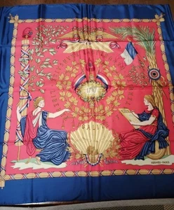 Sciarpa seta Hermes Carré 90 GRANDE UNIFORME blu rossa con etichette scatola danneggiata mai usata. - Foto 1 di 6