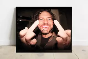 Eddy Vedder Fotodruck - Pearl Jam - Doppelmittelfinger - Schwarzweiß - 647 - Bild 1 von 5