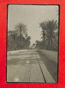 MAROC / TOUTE PETITE PHOTO " MARRAKECH / VOIE DE CHEMIN DE FER " 1926 ? - Imagen 1 de 2