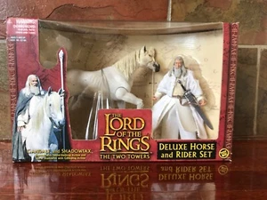 LORD OF THE RINGS , т™ THE TWO TOWERS LHE LMO LOMEB? кис2 DELUXE HORSE and RIDER - Picture 1 of 1