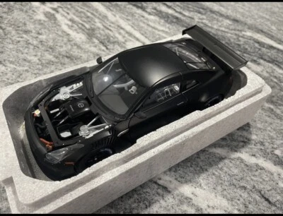 Nissan R35 GTR FIA 1/18 negro mate. Foto 1 de 4