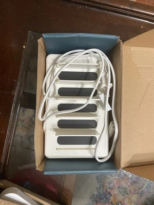 Estación de carga multidispositivo de diseño creativo organizadora de base Foto 1 de 4