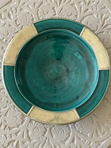 Vintage marokkanische Keramik Schüssel mit Fuß in Smaragdgrün akzentuiert mit Metallrand - Bild 1 von 12