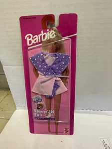 Barbie Fashions Sleep 'N Fun 1995 Mattel 68021-92 NRFP NUEVO EN PAQUETE Bata Ropa Interior Libro - Imagen 1 de 3