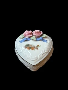 Vintage Porzellan Herz Schmuckschatulle mit rosa Rosen & blauem Banddeckel - Bild 1 von 9