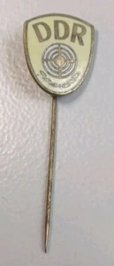 DDR - Abzeichen, GST Sportschießen - Schießabzeichen - weiß - bronzefarben - Bild 1 von 2