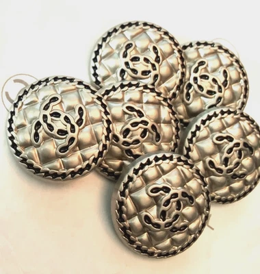 Gebrauchte Knöpfe in Silber/Schwarz, 23mm breit - Bild 1 von 4