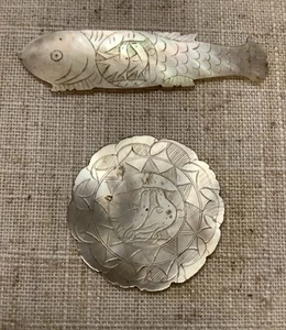 ANTIQUE MOTHER OF PEARL CHINESE FISH SHAPED & CIRCULAR GAME COUNTERS - Picture 1 of 2
