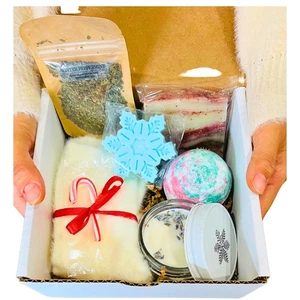 Christmas Gift Basket for Holiday Spa Set Soap Candle Gifts for Her, Mom, Win... - Foto 1 di 8