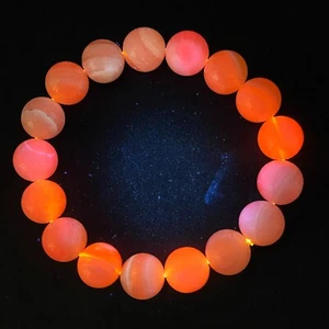 Armband 12 mm unter UV sehr hell rosa Calcit verfärbt Quarz Perlen C1366 - Bild 1 von 8