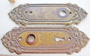 VNTG 2 Ornate Victorian Brass Toned Door Knob Back Plates - Picture 1 of 4