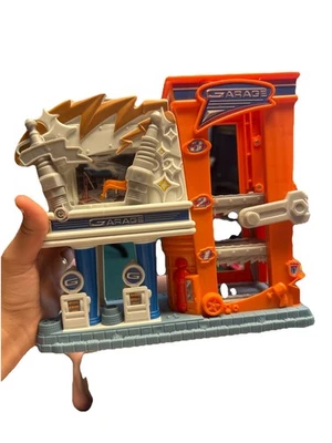 Matchbox Garage Adventure Playset 2004 Elevator Tri-level Gas Station / Workshop - Image 1 of 4