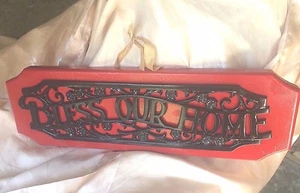  VINTAGE ROT HOLZ SCHWARZ METALL SEGNE UNSER ZUHAUSE WANDRELIEF 5,25" HOCH X 17" BREIT - Bild 1 von 7