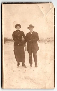 Cartolina RPPC Uomo e Donna Coppia Pattinaggio su Ghiaccio UNP - Foto 1 di 2
