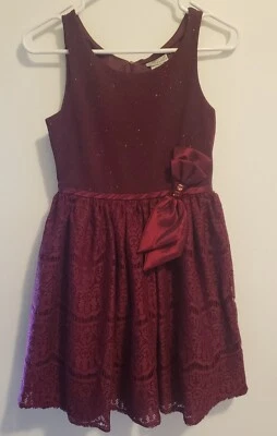 二手状况完好! 女孩尺寸 14 EMILY WEST 深红色假日连衣裙带 Sattiny 蝴蝶结 — 第 1/4 张图片