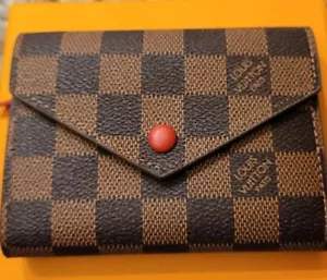 Nuovo portafoglio Louis Vuittons Victorine Damier Ebene monete rosse e carte di credito - Foto 1 di 8