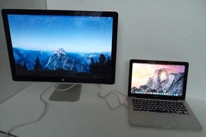 Apple MacBook Pro Intel Core i5 2,40 GHz WLAN 8GB Webcam 500GB mit 24" LED Monitor - Bild 1 von 12