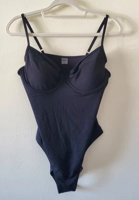 Traje de baño Old Navy para mujer L de una pieza con textura Balconette con aros negro Foto 1 de 4