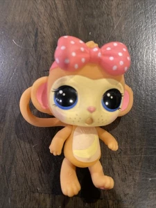 Bebé Nacido Sorpresa Mascotas Mono Plátanos Pequeña Figura de Juguete RARA - Imagen 1 de 2