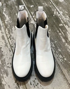 NWT FOREVER 21 Faux White black Leather Pull on platform boots Shoes US 9 EUR 40 - Picture 1 of 7