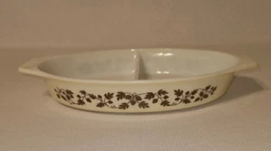 VINTAGE PYREX 1.1/2 QUART DIVIDED CASSEROLE BOWL GOLDEN ACORN DESIGN - Picture 1 of 7