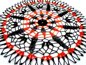 14" handgehäkeltes rundes Deckchen orange und schwarz gefärbt   - Bild 1 von 4