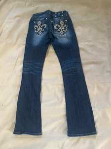 Miss Me Damen Jeans Bootcut Dark Wash Fleur-de-Lis Strass Taschen Gr. 27 - Bild 1 von 9