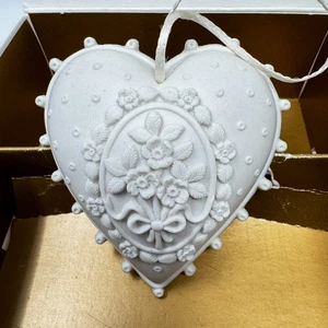 VTG 1998 Margaret Furlong Blossoming Love Christmas Ornament Bisque Porcelain - Foto 1 di 12