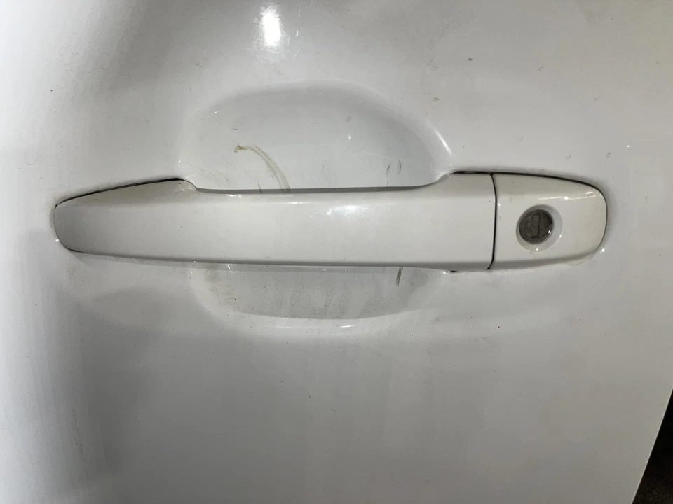 11-20 TOYOTA SIENNA Outside Door Handle Left FRONT SUPER WHITE 040 - Image 1 of 1