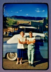 Vintage 35mm Red Border Slide MONTANA 1953 Virginia City Couple With Car - Picture 1 of 2