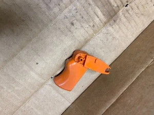 Ein gebrauchter Abzug aus einem Stihl FS56 Freischneider mit gebogenem Schaft - Bild 1 von 3
